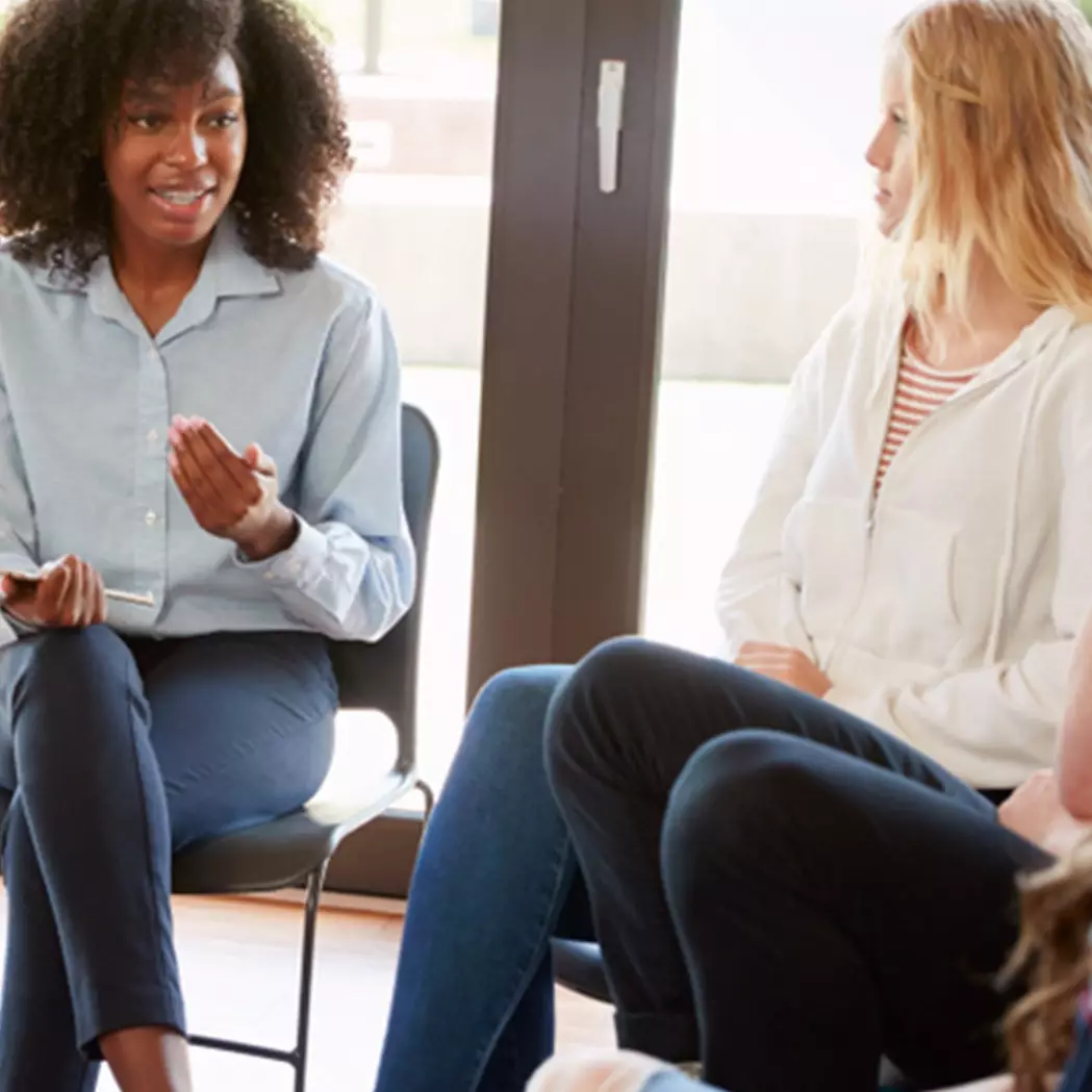 Pengertian norma kesopanan, fungsi, sanksi, manfaat, dan contohnya