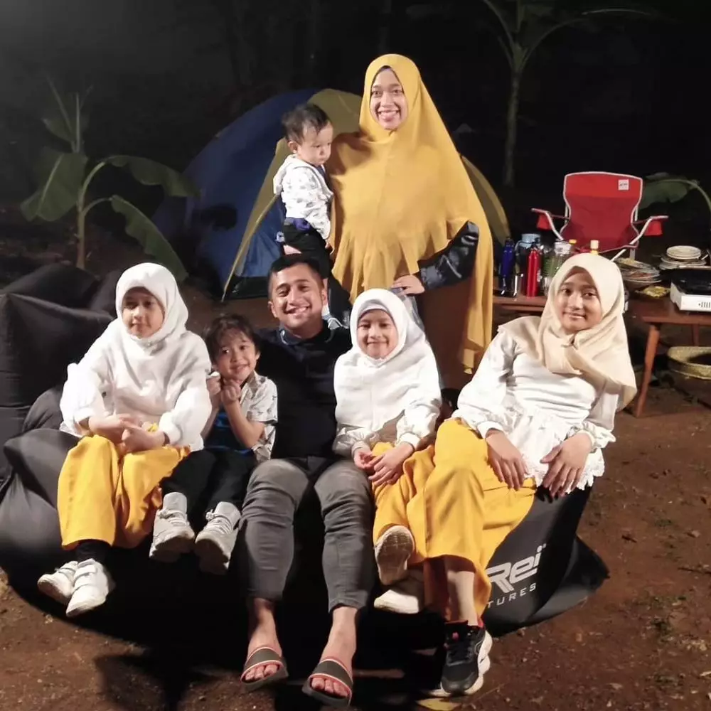 Irfan Hakim kemah di depan rumah © 2020 brilio.net Irfan Hakim kemah di depan rumah © 2020 brilio.net