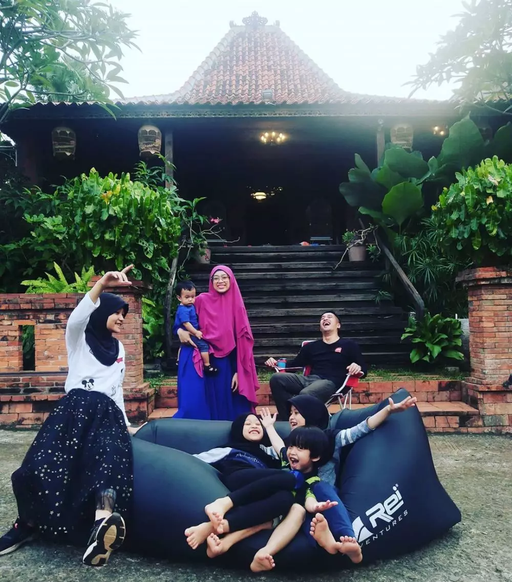 Irfan Hakim kemah di depan rumah © 2020 brilio.net Irfan Hakim kemah di depan rumah © 2020 brilio.net