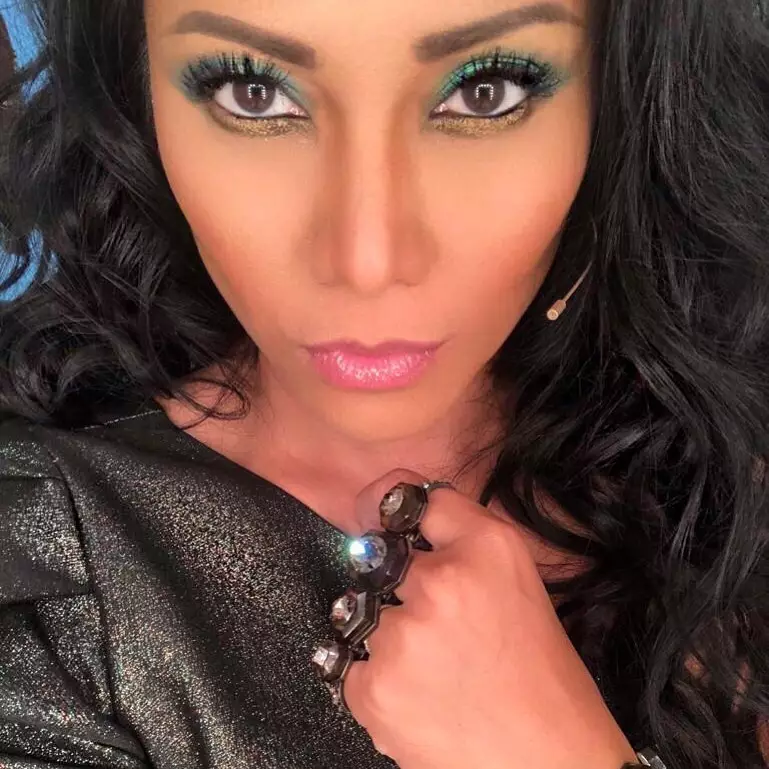 Anggun C Sasmi bermakeup tebal instagram