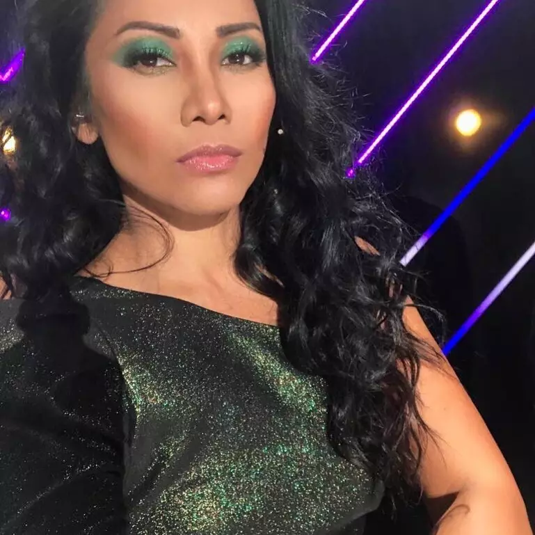 Anggun C Sasmi bermakeup tebal instagram