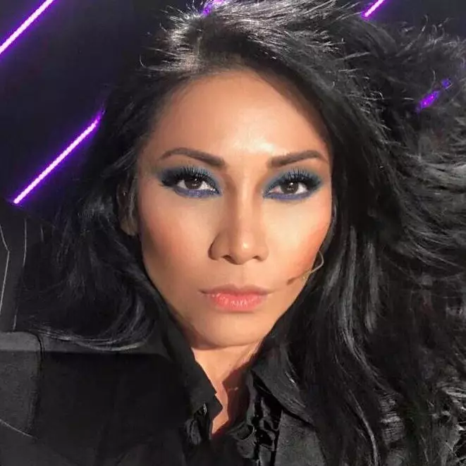 Anggun C Sasmi bermakeup tebal instagram