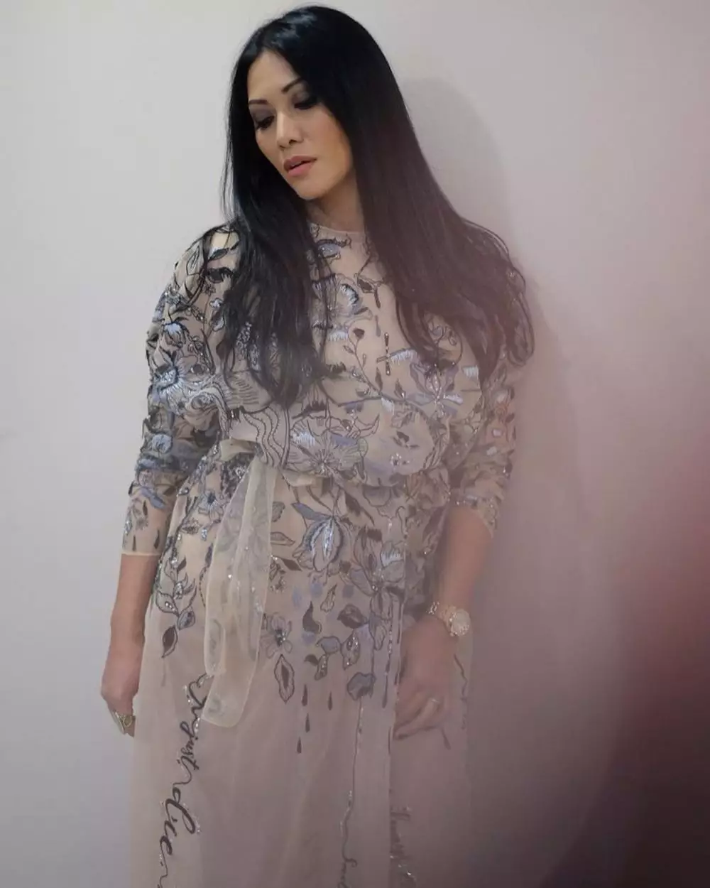 Anggun C Sasmi bermakeup tebal instagram