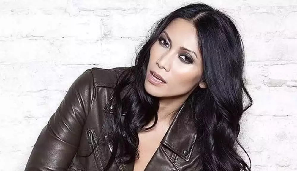 Anggun C Sasmi bermakeup tebal instagram