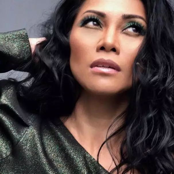 Anggun C Sasmi bermakeup tebal instagram