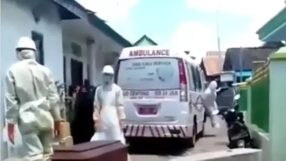 tenaga medis tak kuat angkat peti © 2020 instagram.com