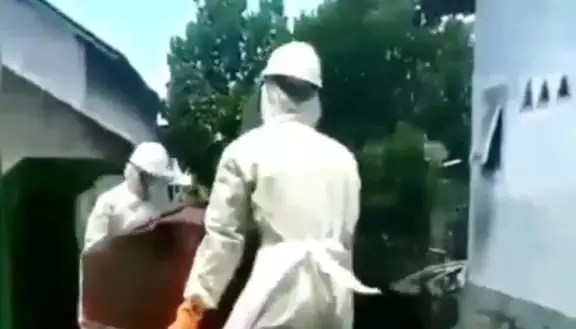 tenaga medis tak kuat angkat peti © 2020 instagram.com