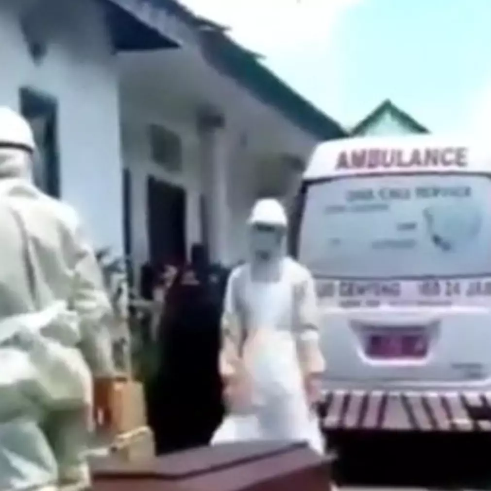 Kisah paramedis tak kuat angkat peti, kelelahan urus jenazah corona