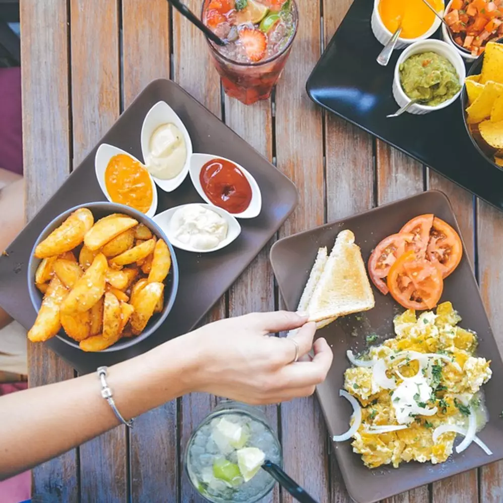 Doa sebelum dan sesudah makan sesuai tuntunan Islam beserta sunnahnya