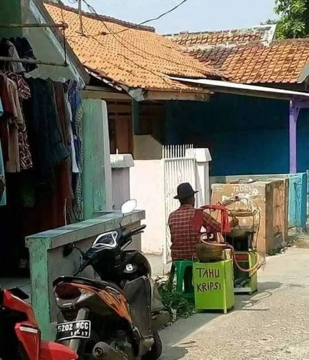 potret lucu pedagang kurang fokus © 2020 instagram.com