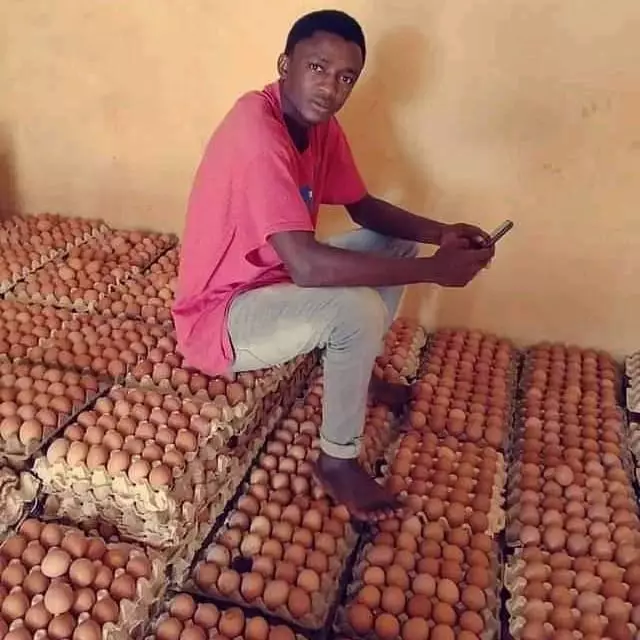 potret lucu pedagang kurang fokus © 2020 instagram.com