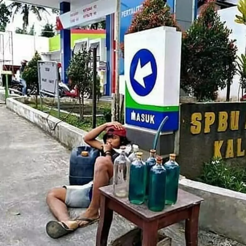 potret lucu pedagang kurang fokus © 2020 instagram.com