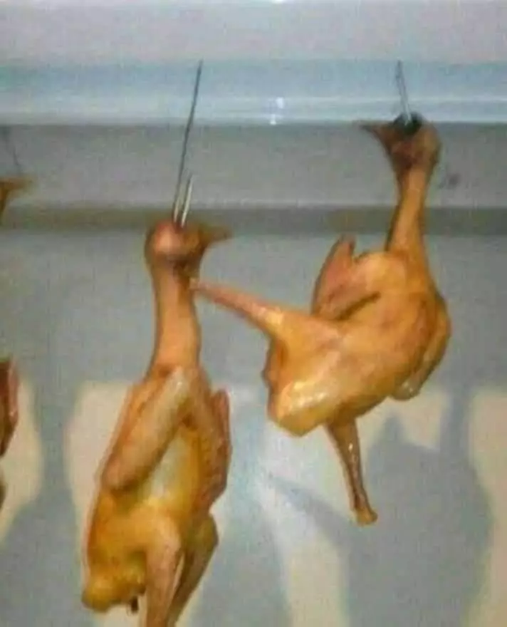 potret lucu pedagang kurang fokus © 2020 instagram.com