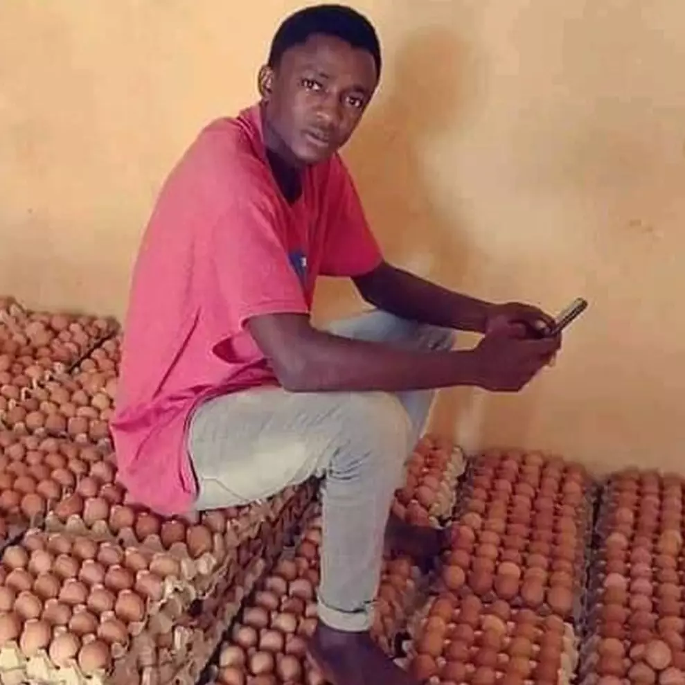 10 Potret lucu pedagang kurang fokus ini bikin ketawa