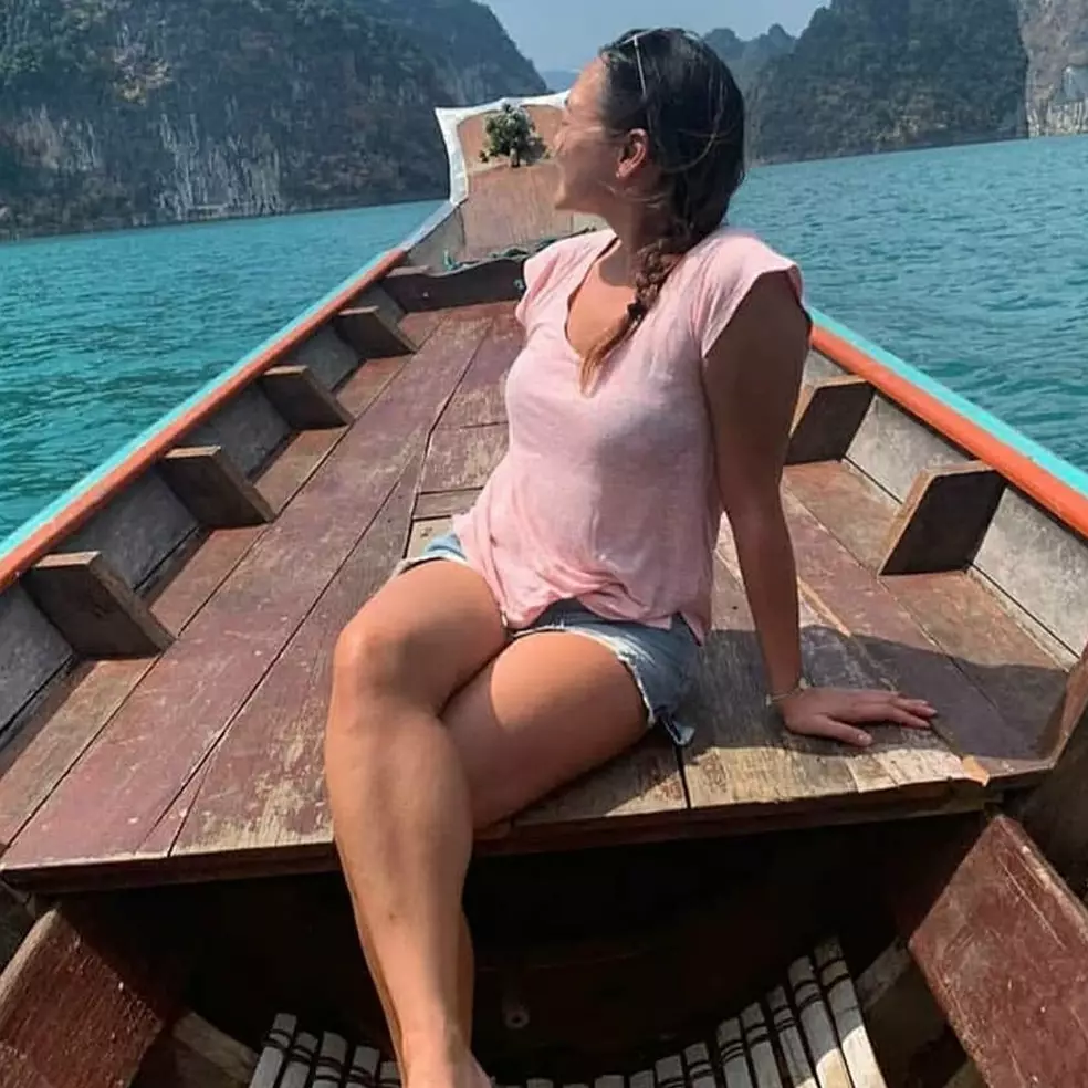  10 Aksi lucu Quarantine Travel Challenge ini kreatif abis