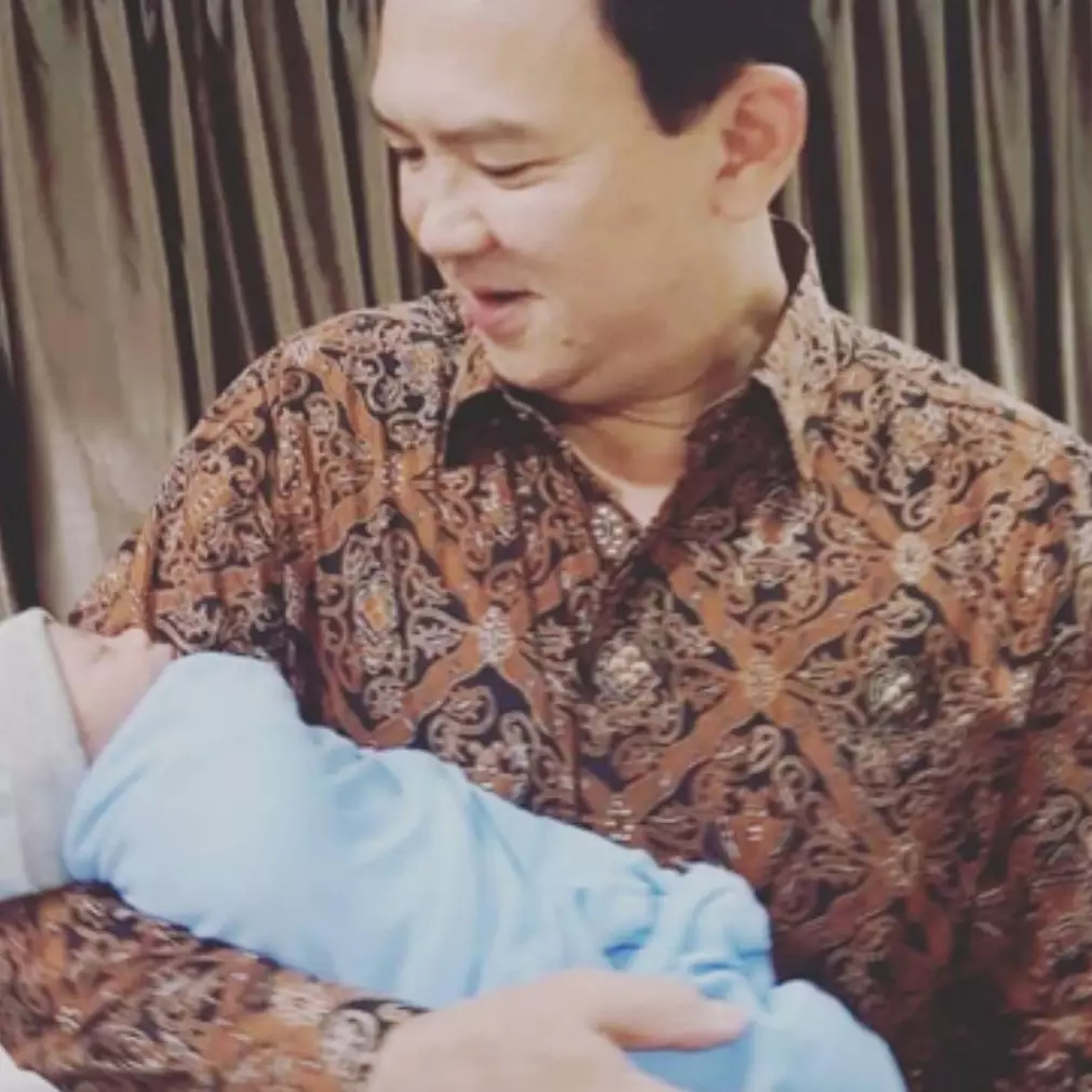 Momen Ahok berenang bareng Yosafat ini curi perhatian