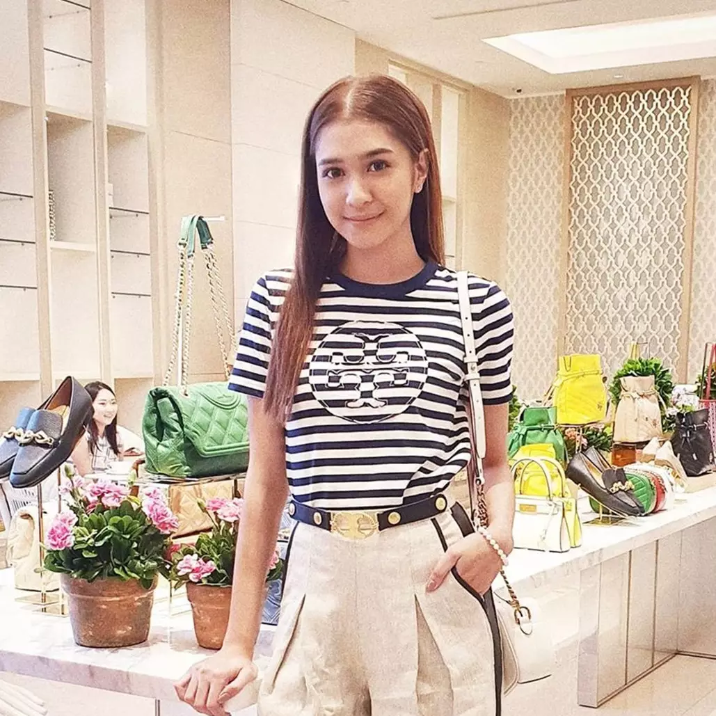 7 Potret kedekatan Deva Mahenra &amp; Mikha Tambayong, dapat kue spesial