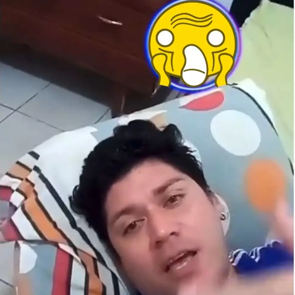  Lagi asyik main HP, pria ini panik diintip makhluk halus