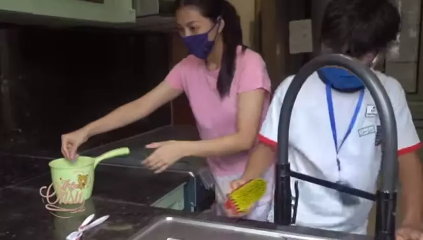 Potret Sarwendah bersih-bersih dapur screenshot via YouTube The Onsu Family