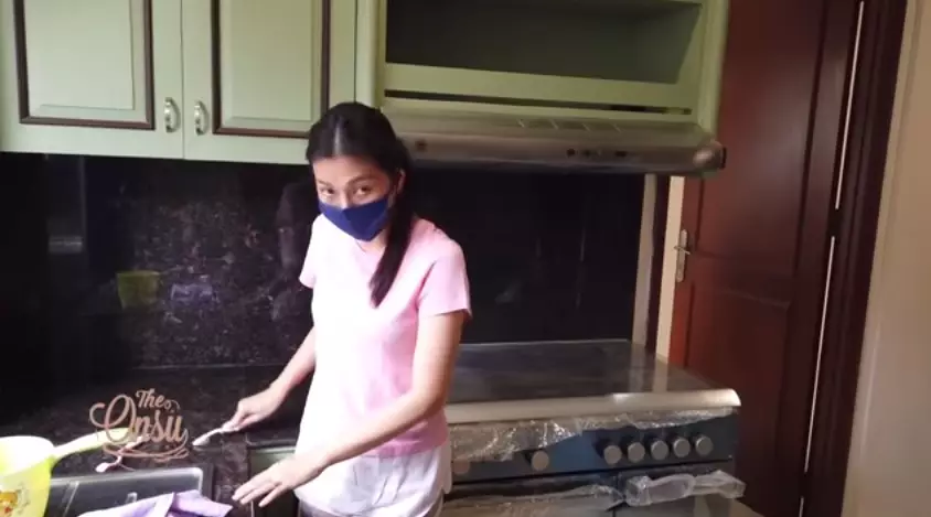 Potret Sarwendah bersih-bersih dapur screenshot via YouTube The Onsu Family