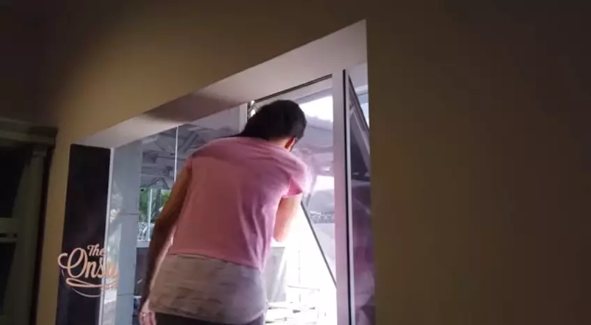 Potret Sarwendah bersih-bersih dapur screenshot via YouTube The Onsu Family