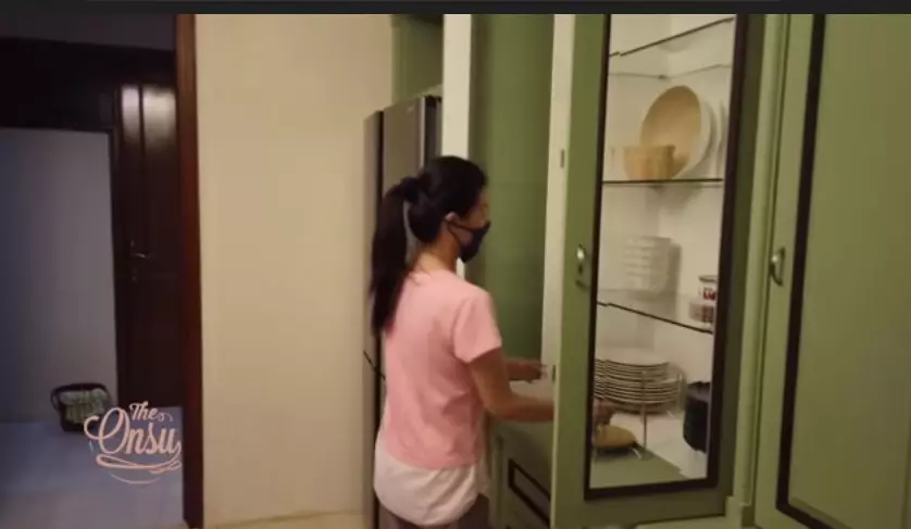 Potret Sarwendah bersih-bersih dapur screenshot via YouTube The Onsu Family