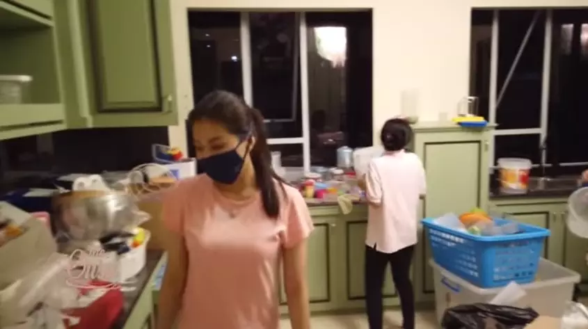 Potret Sarwendah bersih-bersih dapur screenshot via YouTube The Onsu Family