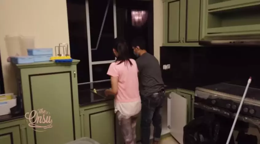 Potret Sarwendah bersih-bersih dapur screenshot via YouTube The Onsu Family