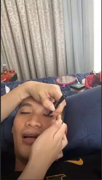 seleb ganteng didandani pasangan © 2020 brilio.net seleb ganteng didandani pasangan © 2020 brilio.net