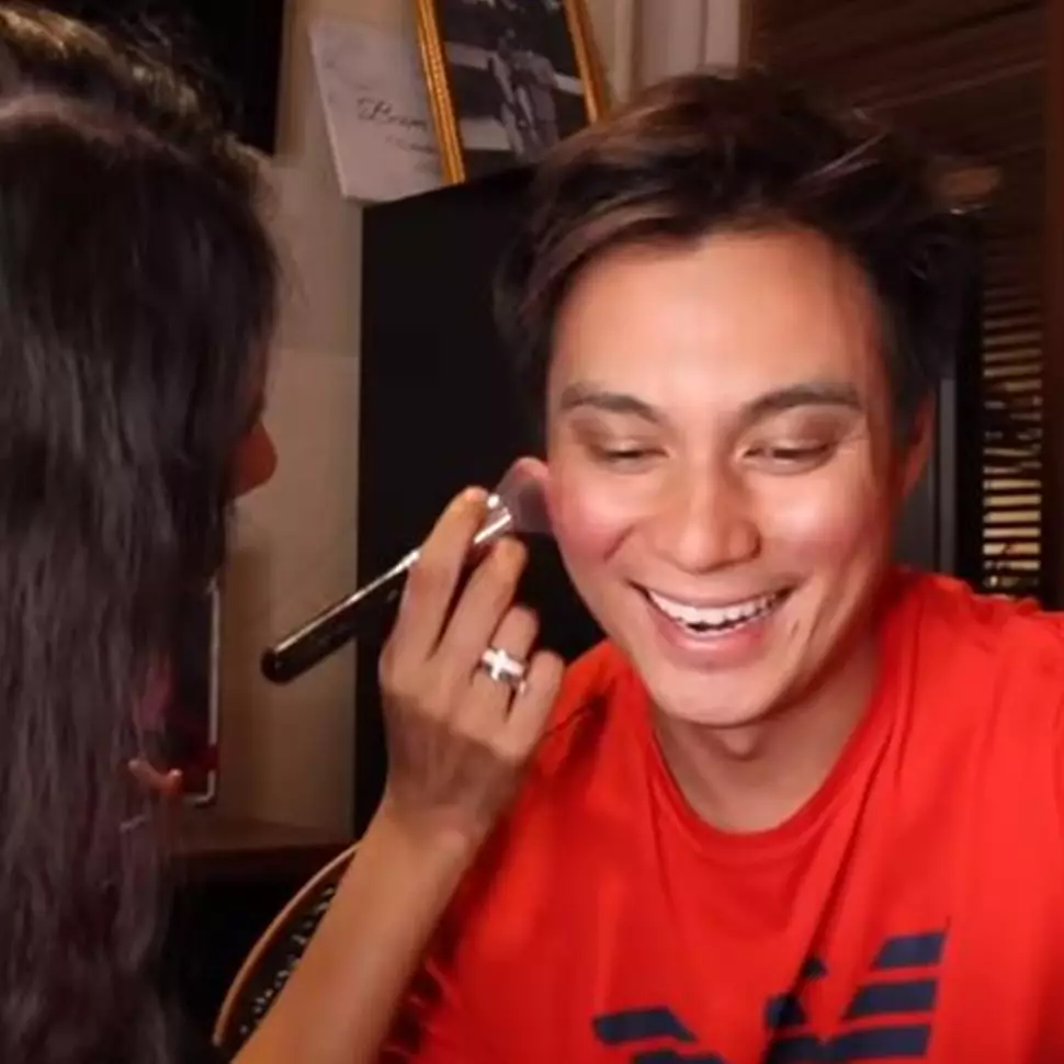 Momen lucu 4 seleb ganteng didandani pasangannya, pasrah banget