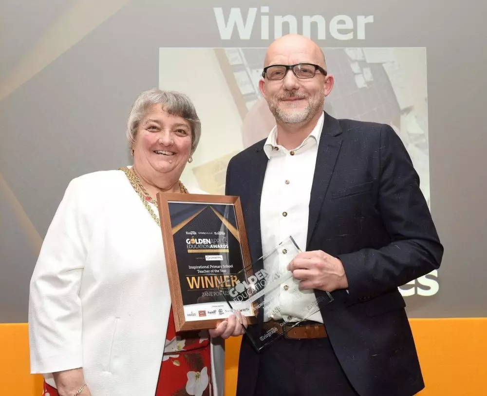 Guru jalan 5 mil bagikan makanan  Twitter