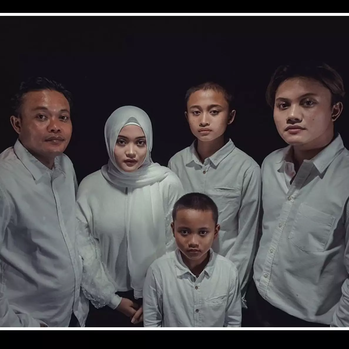 8 Gaya pemotretan keluarga Sule, simpel dengan tema monokrom