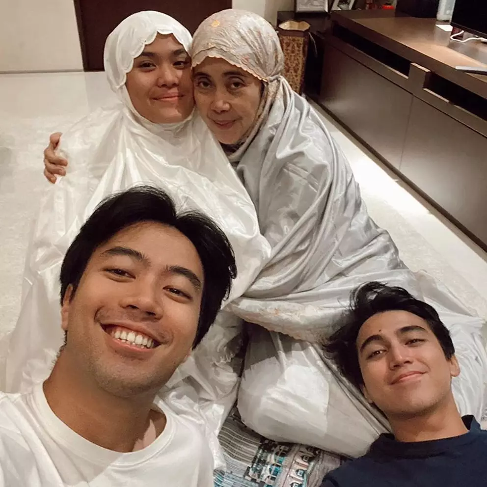 Momen 5 keluarga seleb ibadah tarawih pertama di rumah