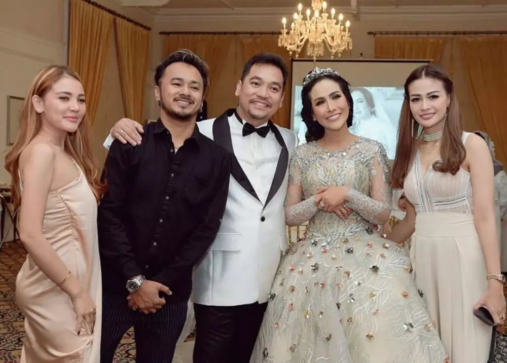 pedangdut jatuh ke pelukan pengusaha berbagai sumber pedangdut jatuh ke pelukan pengusaha berbagai sumber