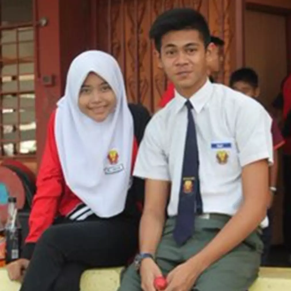 Kisah cinta pasangan setia dari sekolah hingga menikah ini romantis