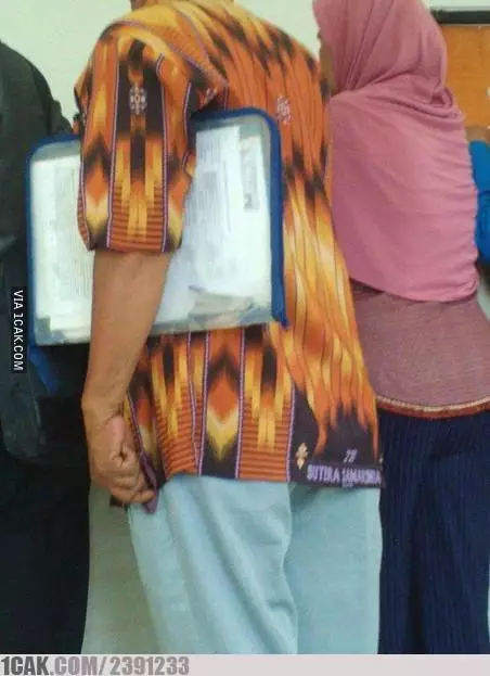 pakai sarung ala warga Indo 1cak.com