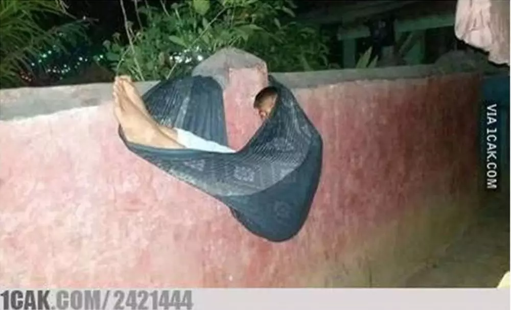 pakai sarung ala warga Indo 1cak.com