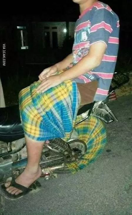 pakai sarung ala warga Indo 1cak.com