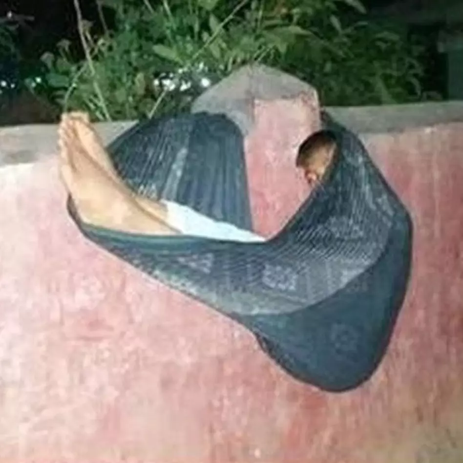 9 Cara pakai sarung ala warga +62, lucunya bikin ngangguk setuju