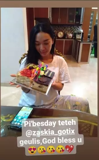 ultah zaskia gotik 30 © 2020 brilio.net ultah zaskia gotik 30 © 2020 brilio.net