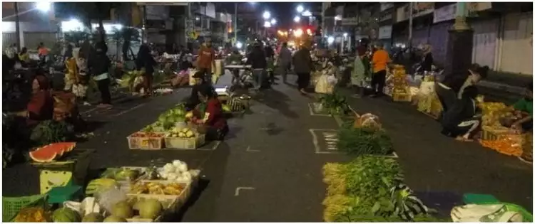 Foto pasar Salatiga lakukan physical distancing ini tuai pujian