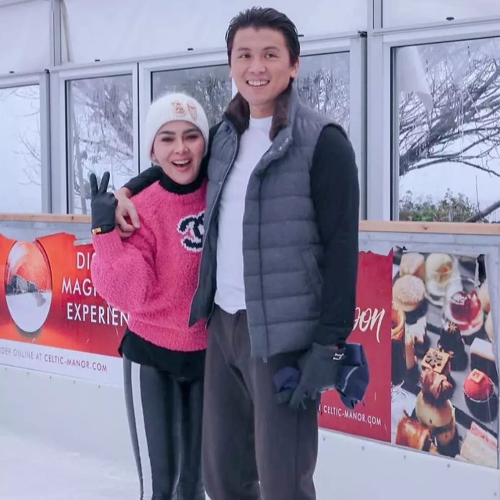 Momen Reino Barack bersihkan kuku Syahrini ini curi perhatian