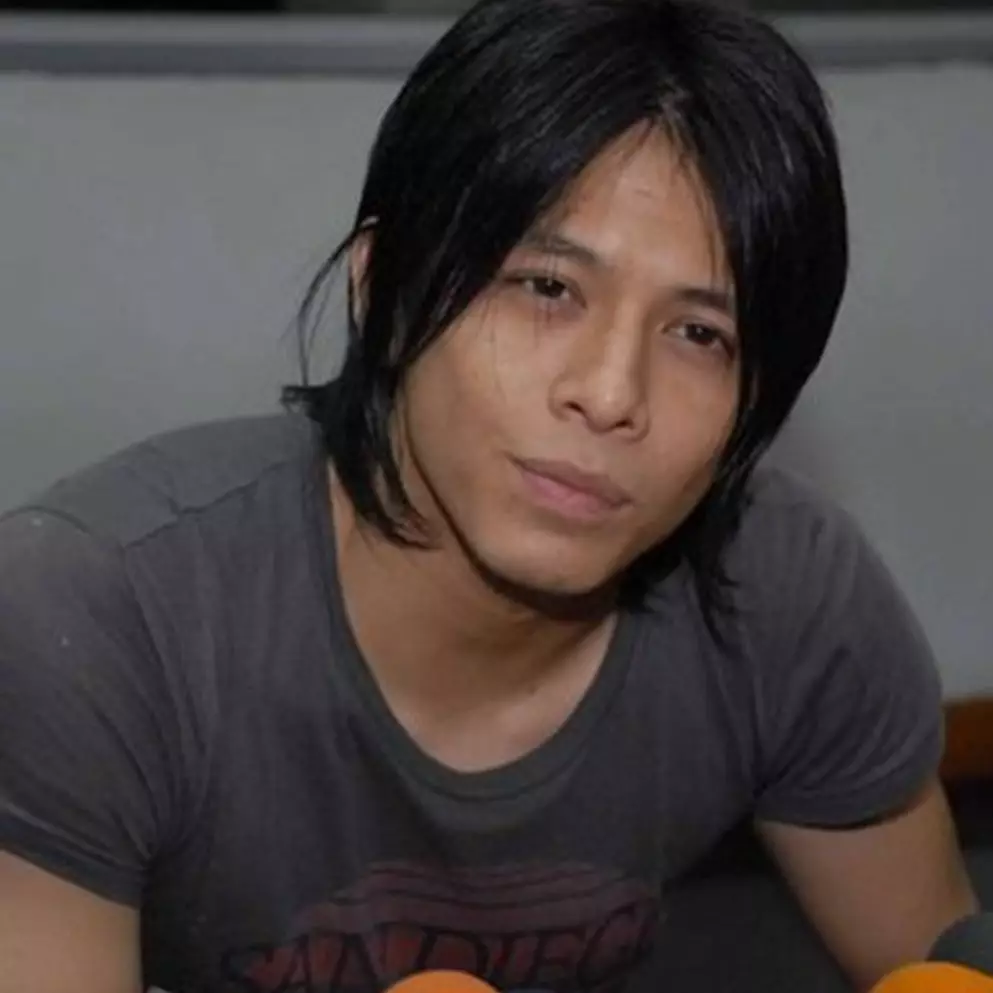 8 Transformasi rambut Ariel Noah dari masa ke masa, ikonik