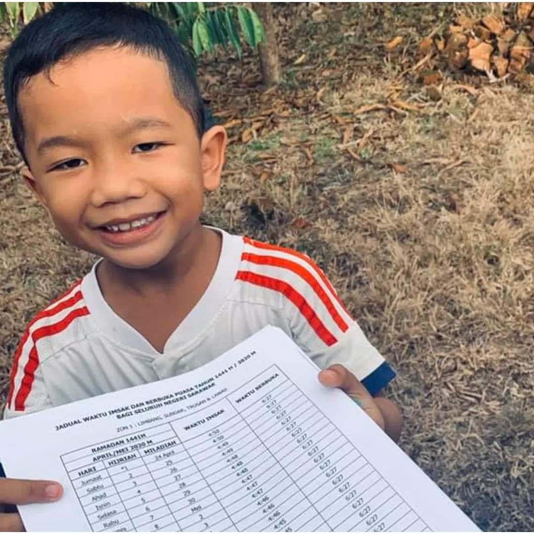 Guru ini tempuh 3 jam perjalanan antarkan materi ke siswa, bikin salut