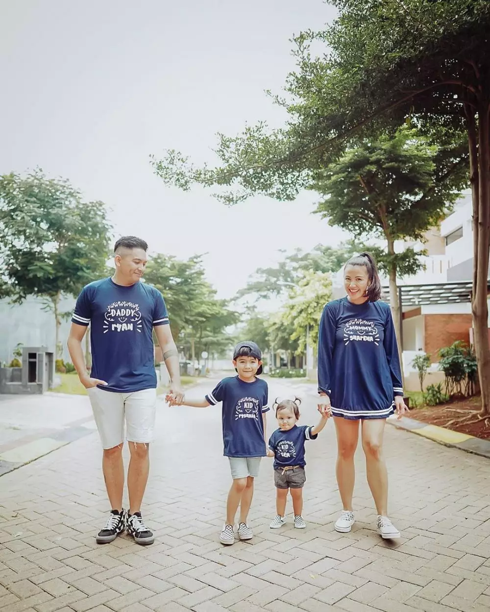 outfit kompak ala Ryan Delon dan keluarga Instagram outfit kompak ala Ryan Delon dan keluarga Instagram