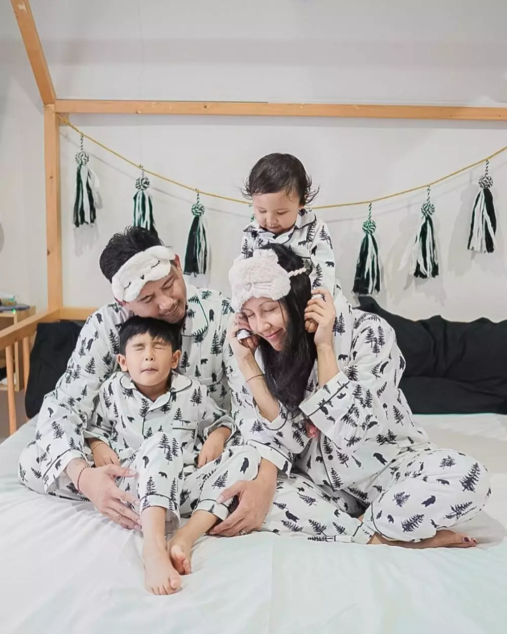 outfit kompak ala Ryan Delon dan keluarga Instagram outfit kompak ala Ryan Delon dan keluarga Instagram