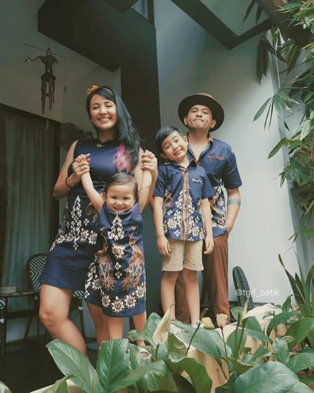 outfit kompak ala Ryan Delon dan keluarga Instagram outfit kompak ala Ryan Delon dan keluarga Instagram