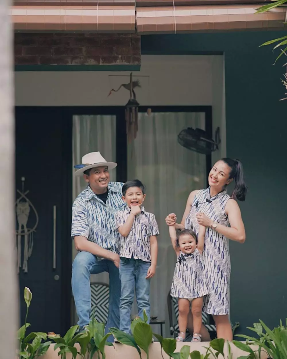 outfit kompak ala Ryan Delon dan keluarga Instagram outfit kompak ala Ryan Delon dan keluarga Instagram