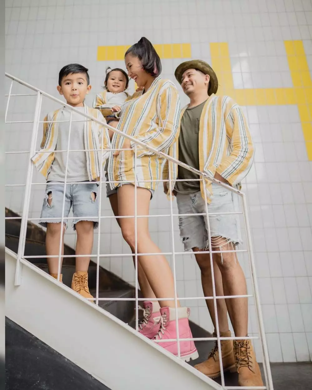 outfit kompak ala Ryan Delon dan keluarga Instagram outfit kompak ala Ryan Delon dan keluarga Instagram