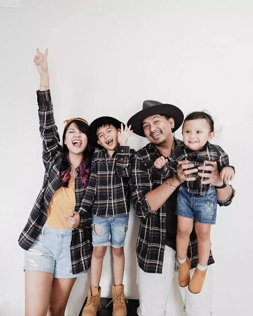 outfit kompak ala Ryan Delon dan keluarga Instagram outfit kompak ala Ryan Delon dan keluarga Instagram